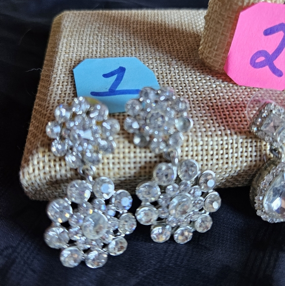 Gorgeous earrings - Picture 3 of 4